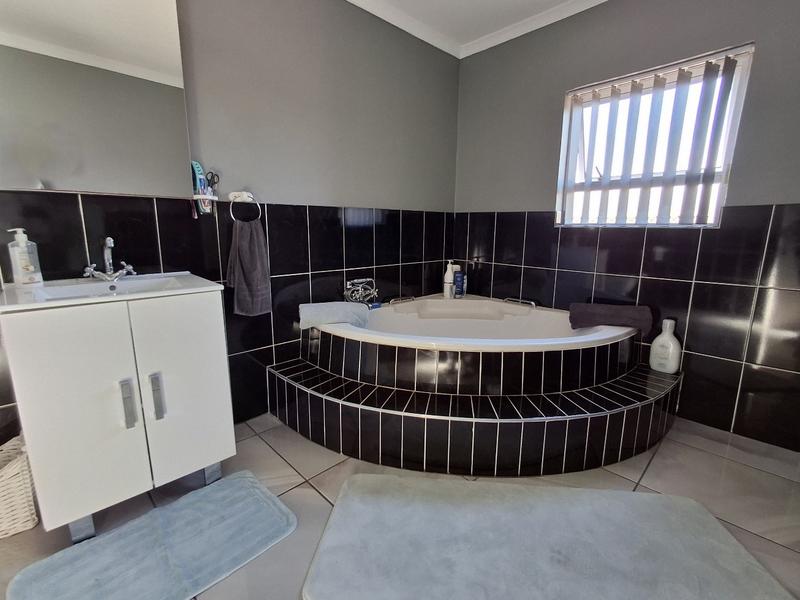 3 Bedroom Property for Sale in Duyker Eiland Western Cape